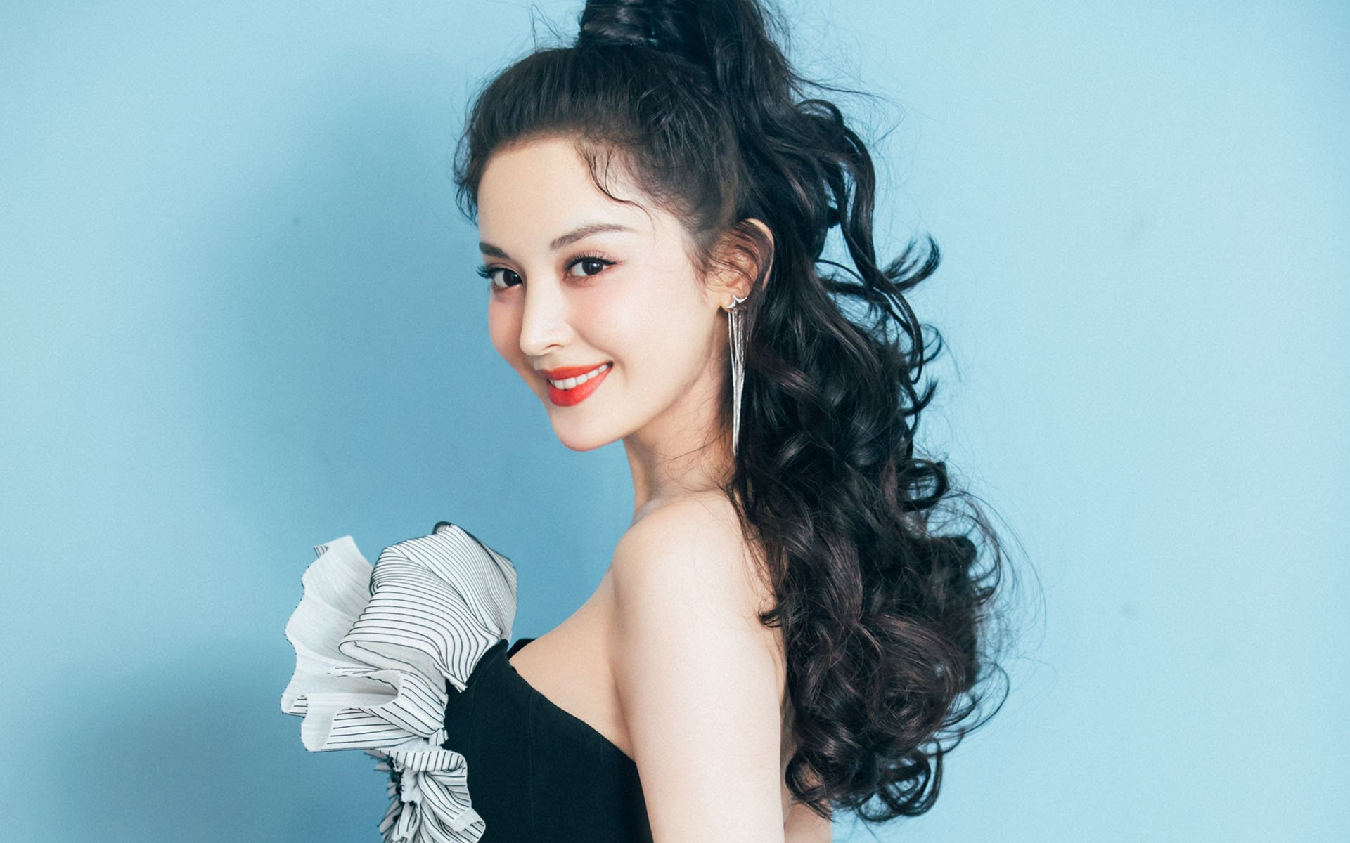 华体会app-希腊女篮在欧洲锦标赛中展现团队实力，冲击金牌目标，希腊女子篮球比赛直播